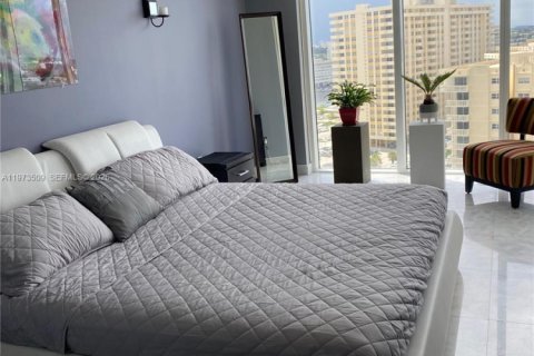 Condominio en venta en Hallandale Beach, Florida, 3 dormitorios, 145.95 m2 № 2049732 - foto 12