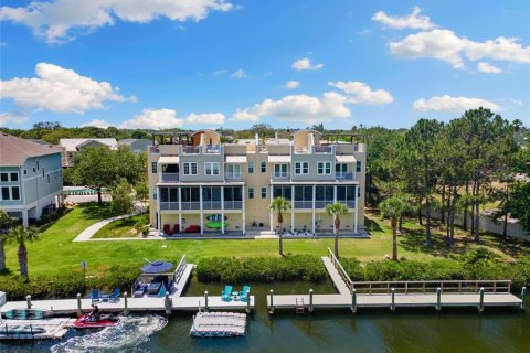 Townhouse in Tarpon Springs, Florida 4 bedrooms, 273.6 sq.m. № 1884472 - photo 1