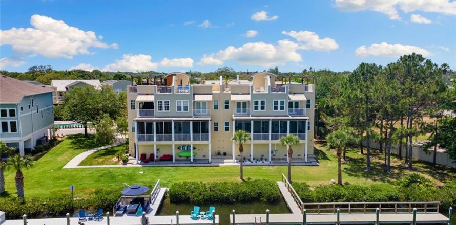 Townhouse in Tarpon Springs, Florida 4 bedrooms, 273.6 sq.m. № 1884472