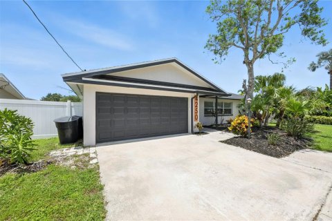 Casa en venta en Saint Petersburg, Florida, 4 dormitorios, 147.34 m2 № 1873435 - foto 2