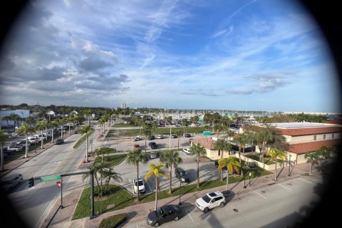 Commercial property in Fort Pierce, Florida № 878595 - photo 1