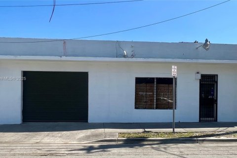 Commercial property in Miami, Florida № 1863477 - photo 1