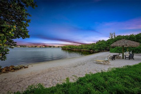 Купить кондоминиум в Хайполюксо, Флорида 2 спальни, 81.01м2, № 1922968 - фото 17