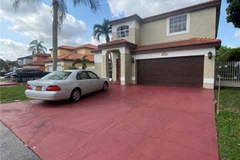 Villa ou maison à Hialeah, Floride 4 chambres, 192.4 m2 № 2008055