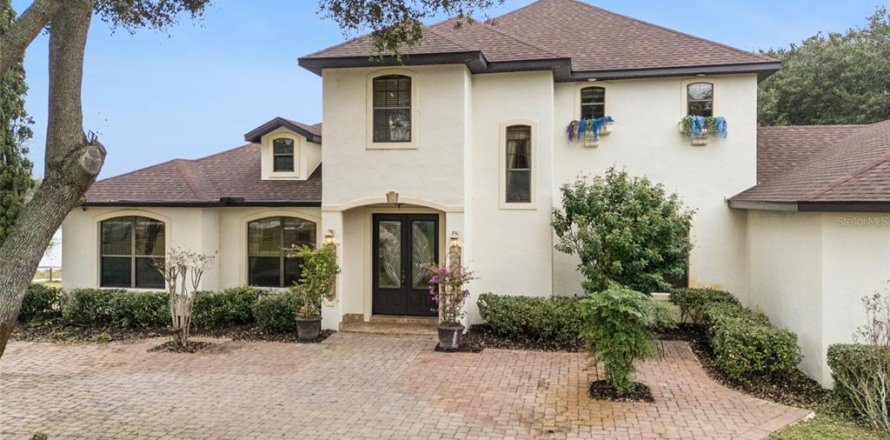 House in Clermont, Florida 4 bedrooms, 309.36 sq.m. № 2410059