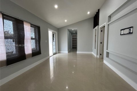 Casa en alquiler en Miami, Florida, 2 dormitorios, 150.97 m2 № 1992841 - foto 12