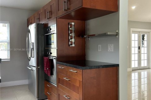 Casa en alquiler en Miami, Florida, 2 dormitorios, 150.97 m2 № 1992841 - foto 18