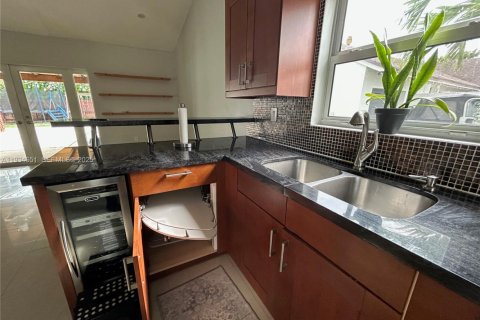 Casa en alquiler en Miami, Florida, 2 dormitorios, 150.97 m2 № 1992841 - foto 14