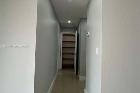 Casa en alquiler en Miami, Florida, 2 dormitorios, 150.97 m2 № 1992841 - foto 9