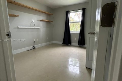 Casa en alquiler en Miami, Florida, 2 dormitorios, 150.97 m2 № 1992841 - foto 5