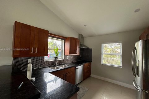 Casa en alquiler en Miami, Florida, 2 dormitorios, 150.97 m2 № 1992841 - foto 15