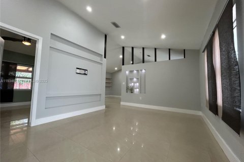 Casa en alquiler en Miami, Florida, 2 dormitorios, 150.97 m2 № 1992841 - foto 2