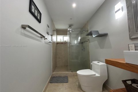 Casa en alquiler en Miami, Florida, 2 dormitorios, 150.97 m2 № 1992841 - foto 6