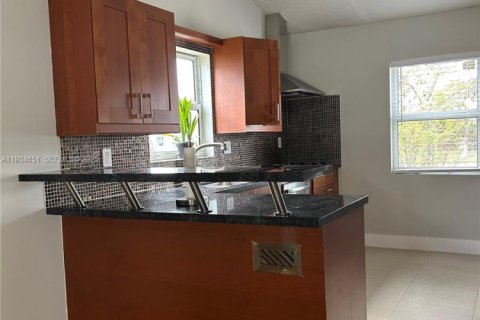 Casa en alquiler en Miami, Florida, 2 dormitorios, 150.97 m2 № 1992841 - foto 19