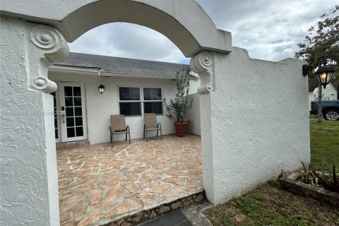 Casa en alquiler en Miami, Florida, 2 dormitorios, 150.97 m2 № 1992841 - foto 1