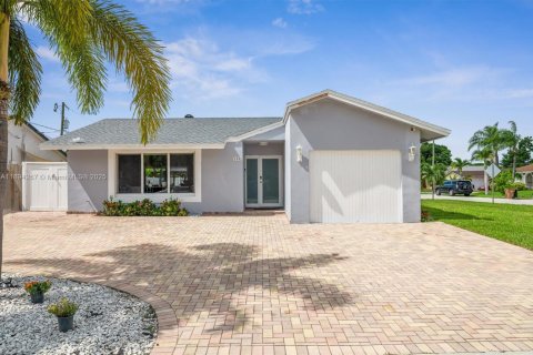 Casa en venta en Deerfield Beach, Florida, 3 dormitorios, 121.61 m2 № 1946080 - foto 1