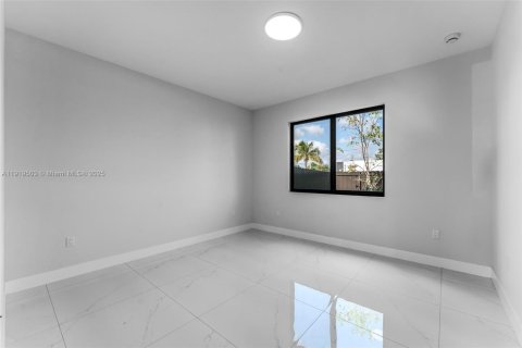 Townhouse in Miami, Florida 3 bedrooms № 1974963 - photo 13