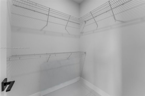 Townhouse in Miami, Florida 3 bedrooms № 1974963 - photo 17