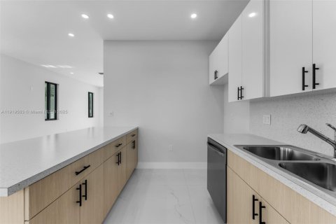 Townhouse in Miami, Florida 3 bedrooms № 1974963 - photo 7