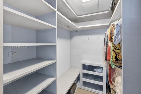 Condo in Miami, Florida, 2 bedrooms  № 2003800 - photo 17