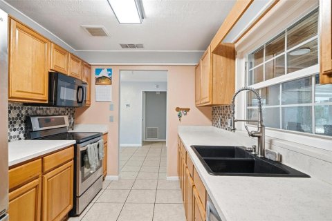 House in Deltona, Florida 3 bedrooms, 172.98 sq.m. № 2156730 - photo 5