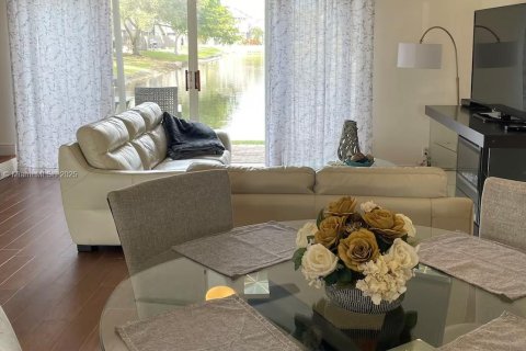 Townhouse in Sunrise, Florida 2 bedrooms, 128.95 sq.m. № 1896158 - photo 4