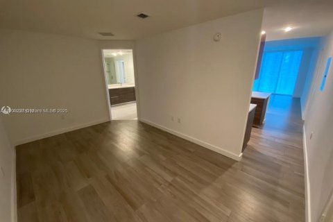 Condo in Miami, Florida, 2 bedrooms  № 2015370 - photo 3