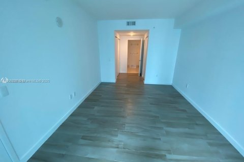 Condo in Miami, Florida, 2 bedrooms  № 2015370 - photo 2