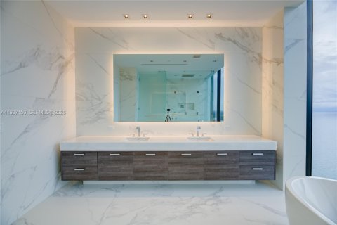 Купить кондоминиум в Санни-Айлс-Бич, Флорида 3 спальни, 606.09м2, № 2046638 - фото 9