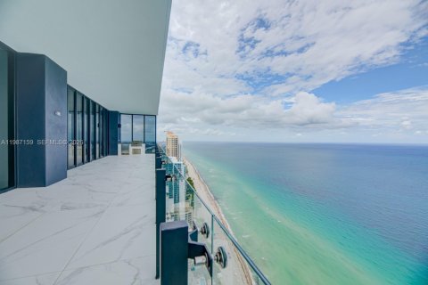 Купить кондоминиум в Санни-Айлс-Бич, Флорида 3 спальни, 606.09м2, № 2046638 - фото 14