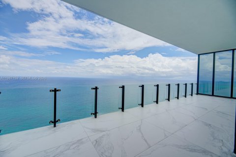 Купить кондоминиум в Санни-Айлс-Бич, Флорида 3 спальни, 606.09м2, № 2046638 - фото 17