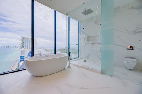 Купить кондоминиум в Санни-Айлс-Бич, Флорида 3 спальни, 606.09м2, № 2046638 - фото 8