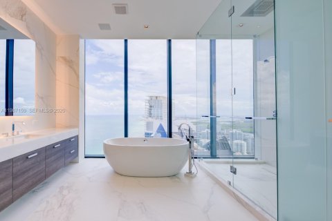 Купить кондоминиум в Санни-Айлс-Бич, Флорида 3 спальни, 606.09м2, № 2046638 - фото 10