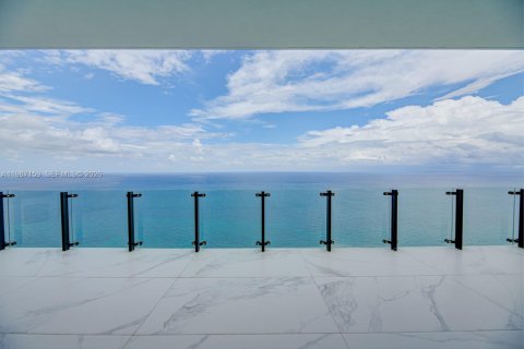 Купить кондоминиум в Санни-Айлс-Бич, Флорида 3 спальни, 606.09м2, № 2046638 - фото 16