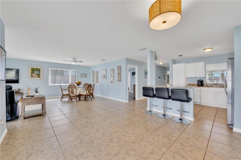 House in Sarasota, Florida 2 bedrooms, 121.89 sq.m. № 2218410 - photo 10
