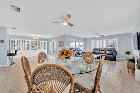 House in Sarasota, Florida 2 bedrooms, 121.89 sq.m. № 2218410 - photo 7