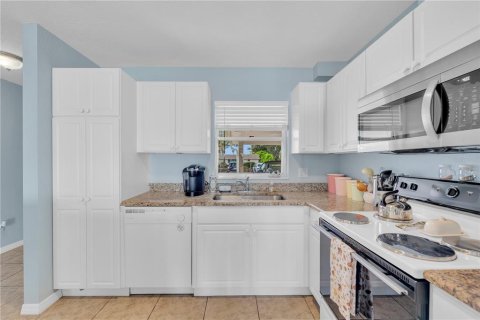 House in Sarasota, Florida 2 bedrooms, 121.89 sq.m. № 2218410 - photo 15