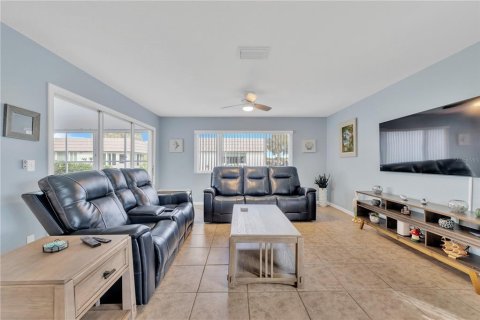 House in Sarasota, Florida 2 bedrooms, 121.89 sq.m. № 2218410 - photo 2