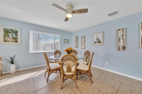 House in Sarasota, Florida 2 bedrooms, 121.89 sq.m. № 2218410 - photo 6