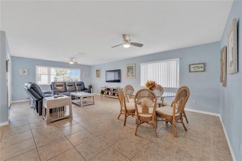 House in Sarasota, Florida 2 bedrooms, 121.89 sq.m. № 2218410