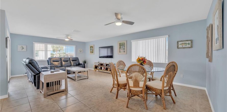 House in Sarasota, Florida 2 bedrooms, 121.89 sq.m. № 2218410