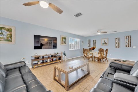 House in Sarasota, Florida 2 bedrooms, 121.89 sq.m. № 2218410 - photo 4