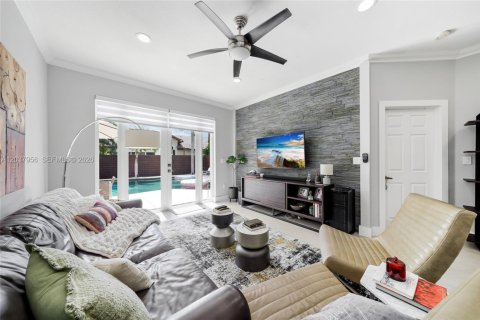 House in Weston, Florida 4 bedrooms, 204.01 sq.m. № 2086392 - photo 3