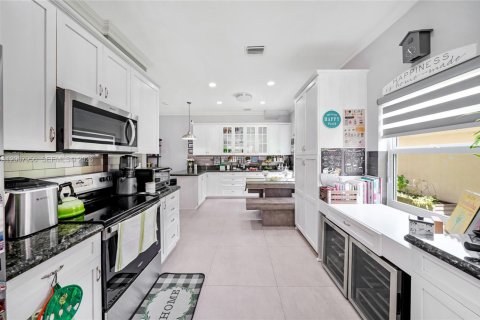 House in Weston, Florida 4 bedrooms, 204.01 sq.m. № 2086392 - photo 12