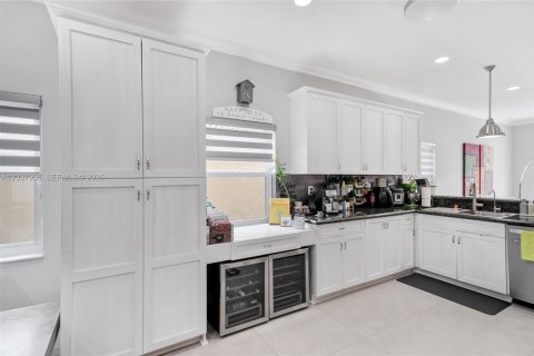 House in Weston, Florida 4 bedrooms, 204.01 sq.m. № 2086392 - photo 11
