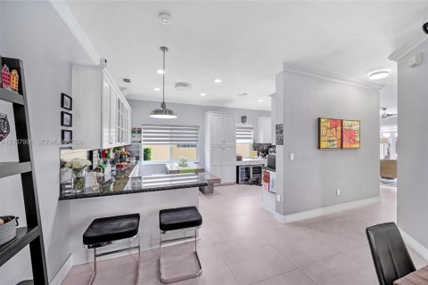 House in Weston, Florida 4 bedrooms, 204.01 sq.m. № 2086392 - photo 10