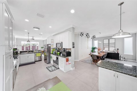 House in Weston, Florida 4 bedrooms, 204.01 sq.m. № 2086392 - photo 2