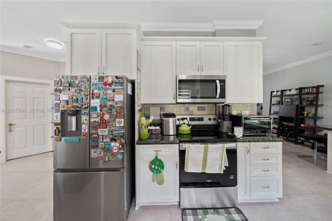 House in Weston, Florida 4 bedrooms, 204.01 sq.m. № 2086392 - photo 14