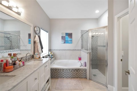House in Weston, Florida 4 bedrooms, 204.01 sq.m. № 2086392 - photo 21