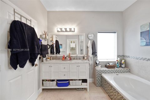 House in Weston, Florida 4 bedrooms, 204.01 sq.m. № 2086392 - photo 22
